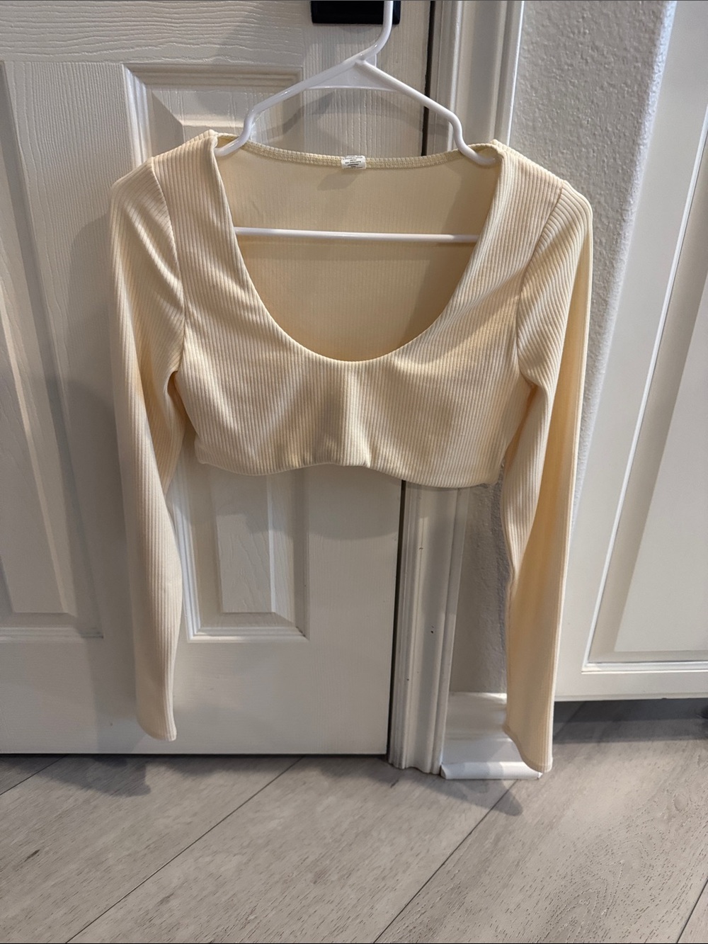 Alo Women's Cream Ribbed Long-Sleeve Scoop Crop Top new